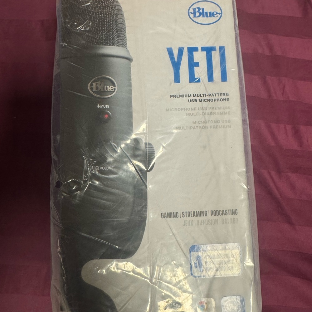 Yeti USB Microphone it’s Black